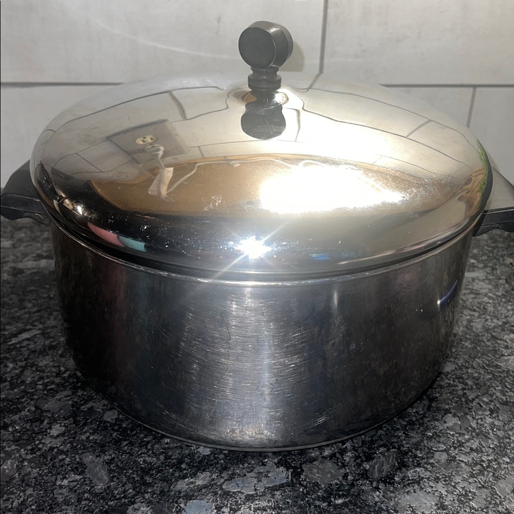 Vintage 6 quart Farberware stock pot with lid. Like new. Still very shiny